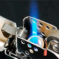 Коллекция Газовые зажигалки Zippo 13 наименований стоимостью от 3200 до 11990 руб. Коллекция газовых зажигалок Zippo несколько отличается от классических бензиновых Zippo плавными линиями корпуса и экспрессивной гравировкой.  Мощный корпус с большим резервуаром для топлива и удобным индикатором расхода горючего повышают функциональность зажигалки. Газовые зажигалки Zippo – выразительный, надежный, и удобный источник огня.